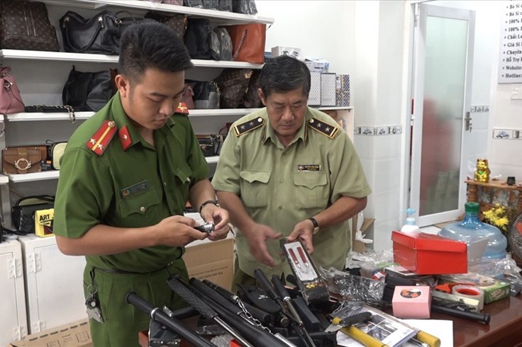 Phát hiện kho hàng công cụ hỗ trợ trái phép cực lớn Phát hiện kho hàng công cụ hỗ trợ trái phép cực lớn