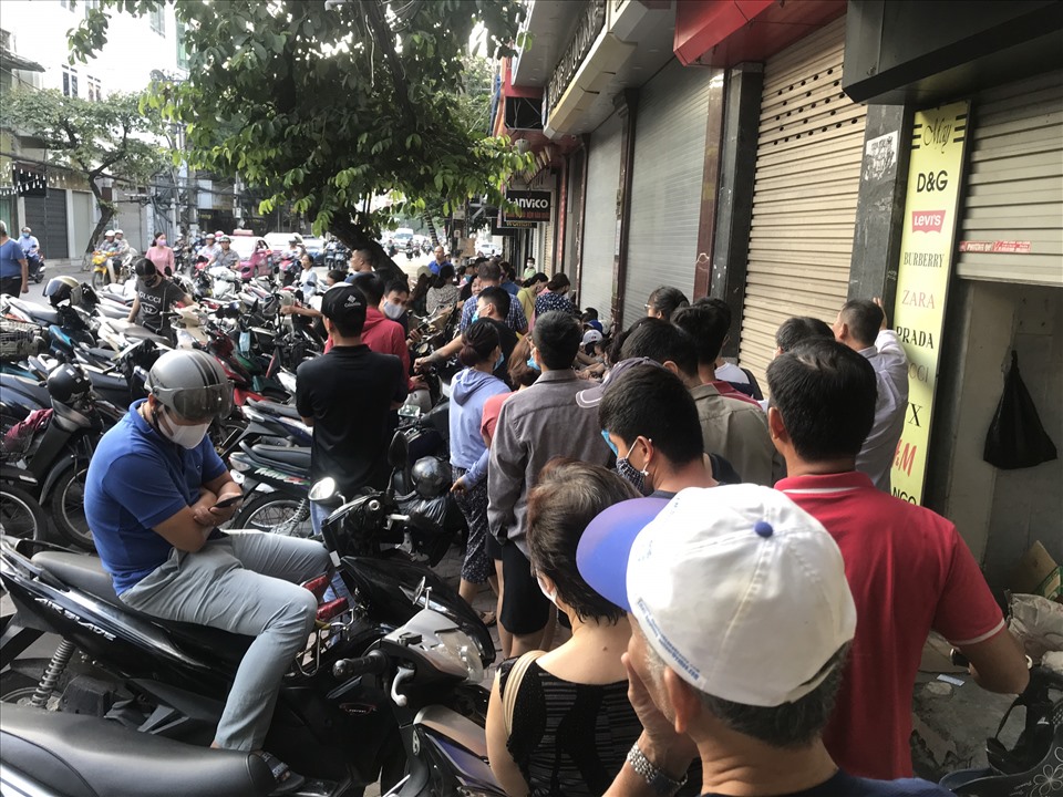 Đến khoảng 6h30, dòng người xếp hàng chờ mua bánh kéo dài cả trăm mét. Chị Nguyễn Thị Huệ (34 tuổi, Thủy Nguyên, Hải Phòng) cho biết, để mua được chục bánh nướng hiệu Đ.P cho gia đình, người thân, chị Huệ phải dậy từ 5h sáng, chờ đợi 2 tiếng.