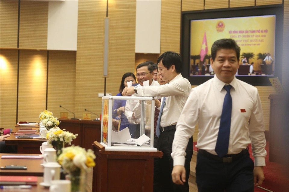Các đại biểu bỏ phiếu tại kỳ họp. Ảnh: Q. Hùng
