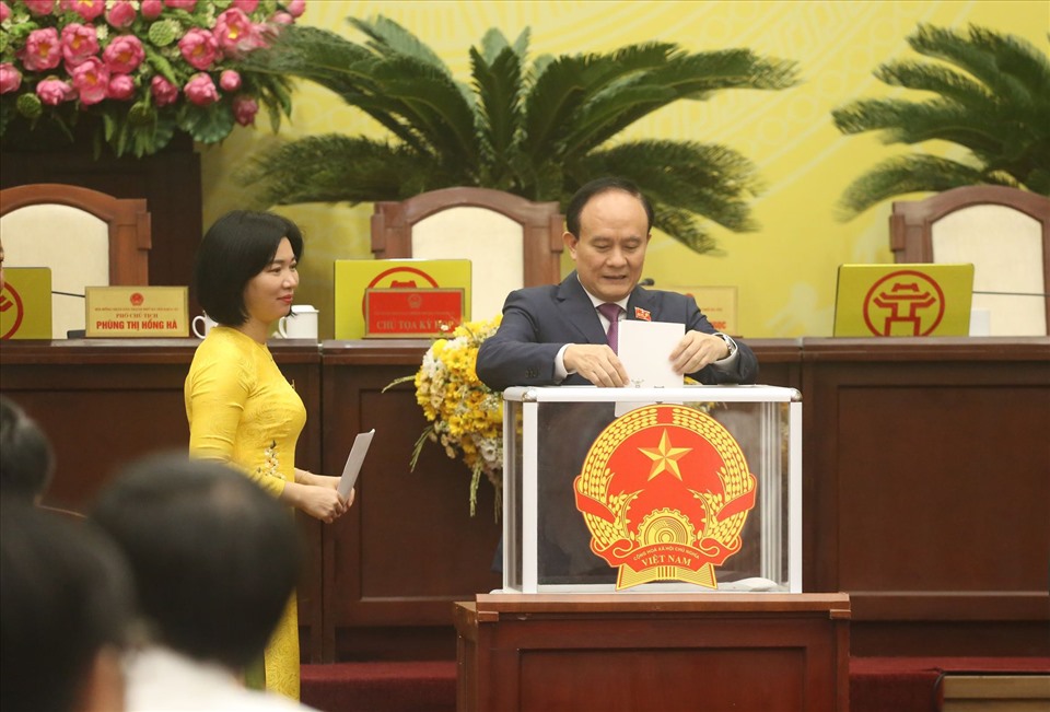 Các đại biểu bỏ phiếu tại kỳ họp. Ảnh: Q. Hùng