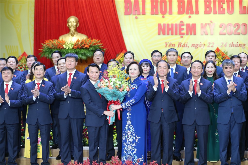 Bà Phạm Thị Thanh Trà - Ủy viên Ban Chấp hành Trung ương Đảng tặng hoa chúc mừng ông Đỗ Đức Duy- tân Bí thư Tỉnh ủy và các đồng chí trong Ban Chấp hành Đảng bộ tỉnh Yên Bái khóa XIX. Ảnh Như Ý