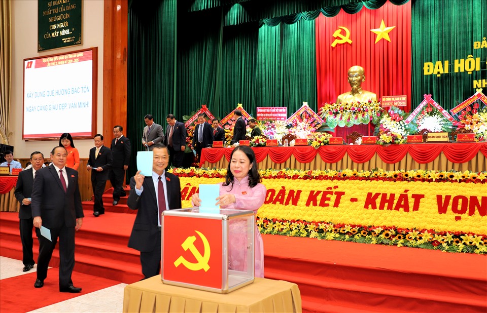 Đại biểu thực hiện nghi thức bầu cử. Ảnh: Lục Tùng.