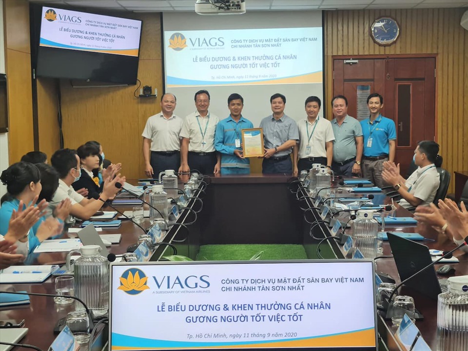 Cán bộ, lãnh đạo VIAGS Tân Sơn Nhất chúc mừng anh Quang. Ảnh: VIAGS.