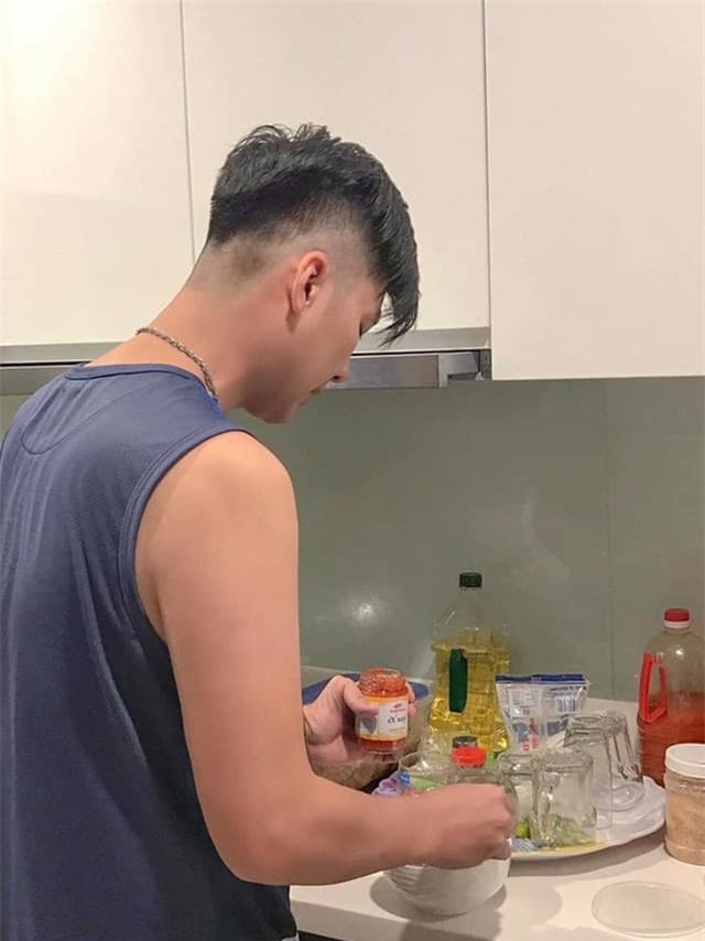 Ông xã Lâm Khánh Chi phụ cô nấu ăn. Ảnh: NSCC