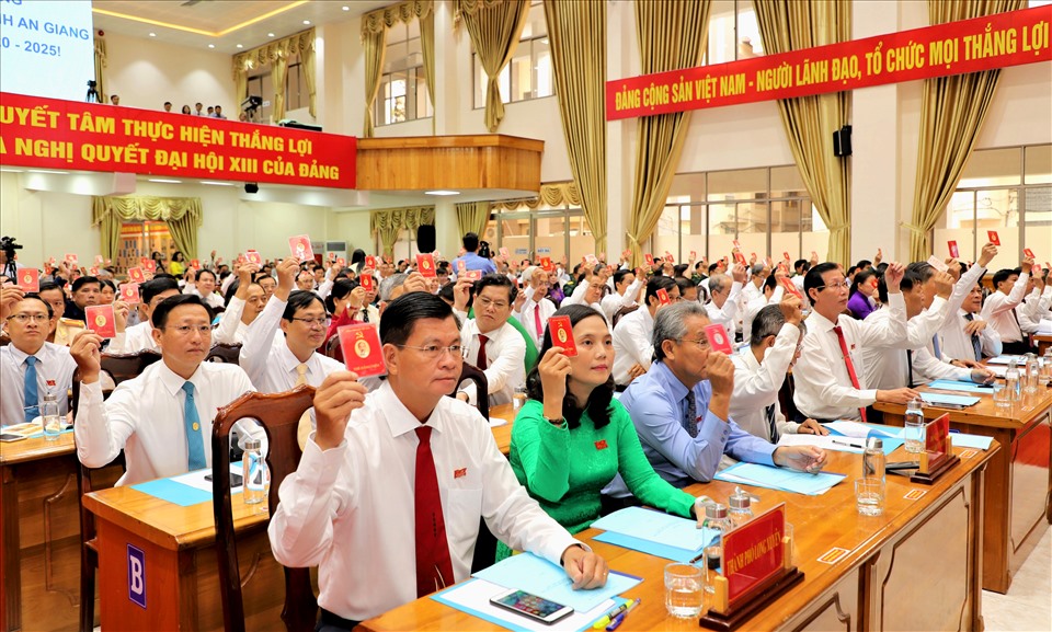 Các đại biểu thống nhất biểu quyết về công tác tổ chức, bầu cử. Ảnh: Lục Tùng