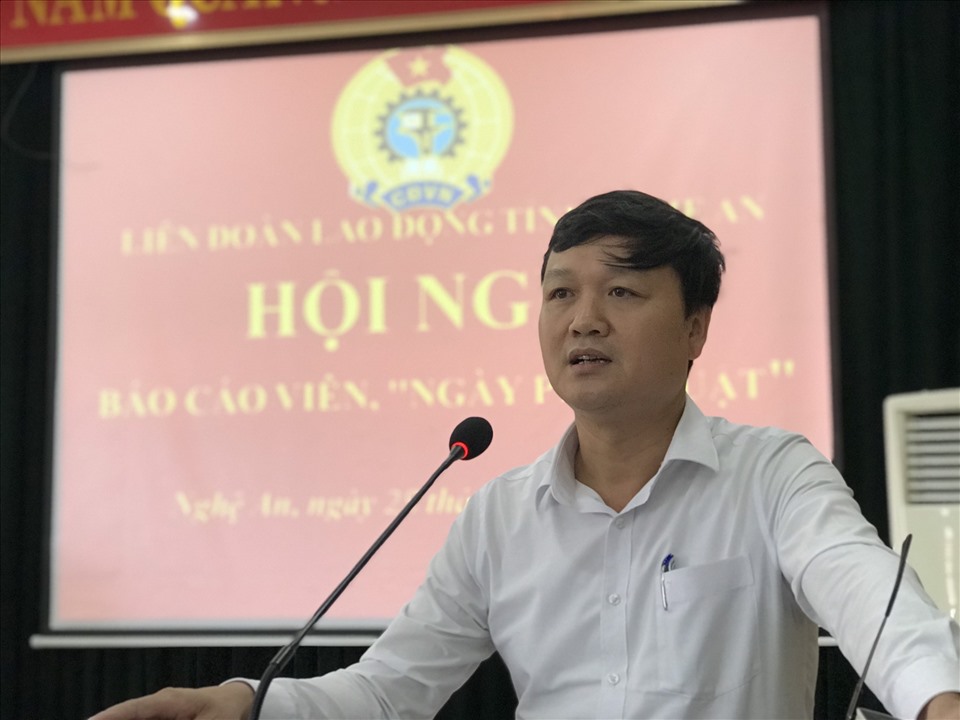 Đồng chí Ngô Công Mạnh cung cấp thông tin thời sự tới các báo cáo viên công đoàn. Ảnh: Thanh Thủy
