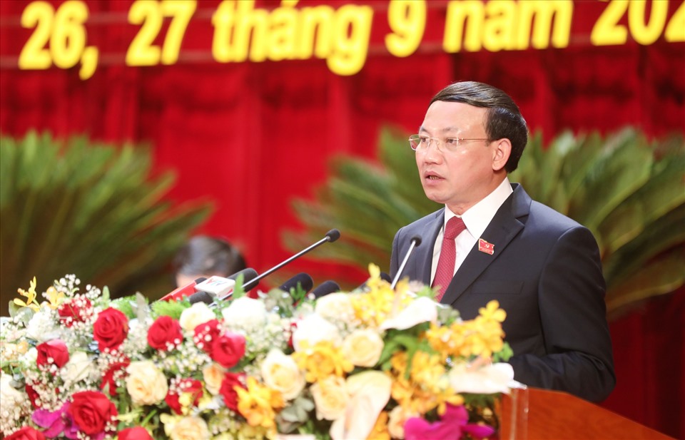 Ông Nguyễn Xuân Ký - Bí thư Tỉnh ủy khoá XIV, Chủ tịch HĐND tỉnh Quảng Ninh - trình bày Báo cáo Chính trị trình Đại hội Đại biểu Đảng bộ tỉnh lần thứ XV. Ảnh: CTV