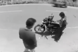 Bật cười với phản ứng hối lỗi của kẻ móc túi khi bị "bắt quả tang" ở Ấn Độ