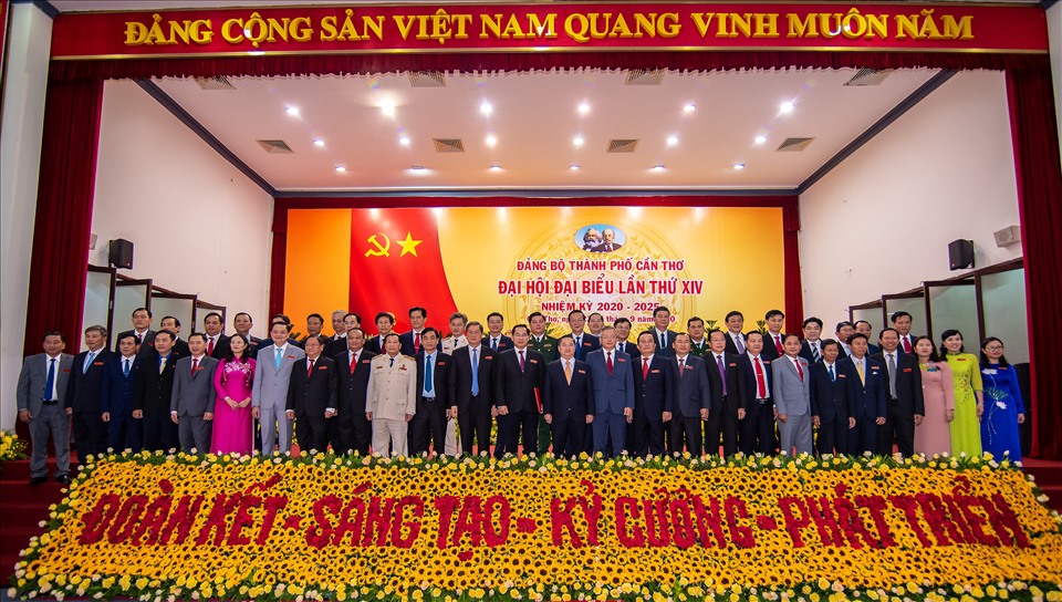 Đại hội đại biểu Đảng bộ thành phố Cần Thơ lần thứ XIV, đã bế mạc và ra mắt Ban Chấp hành nhiệm kỳ 2020 – 2025. Ảnh: P.V.