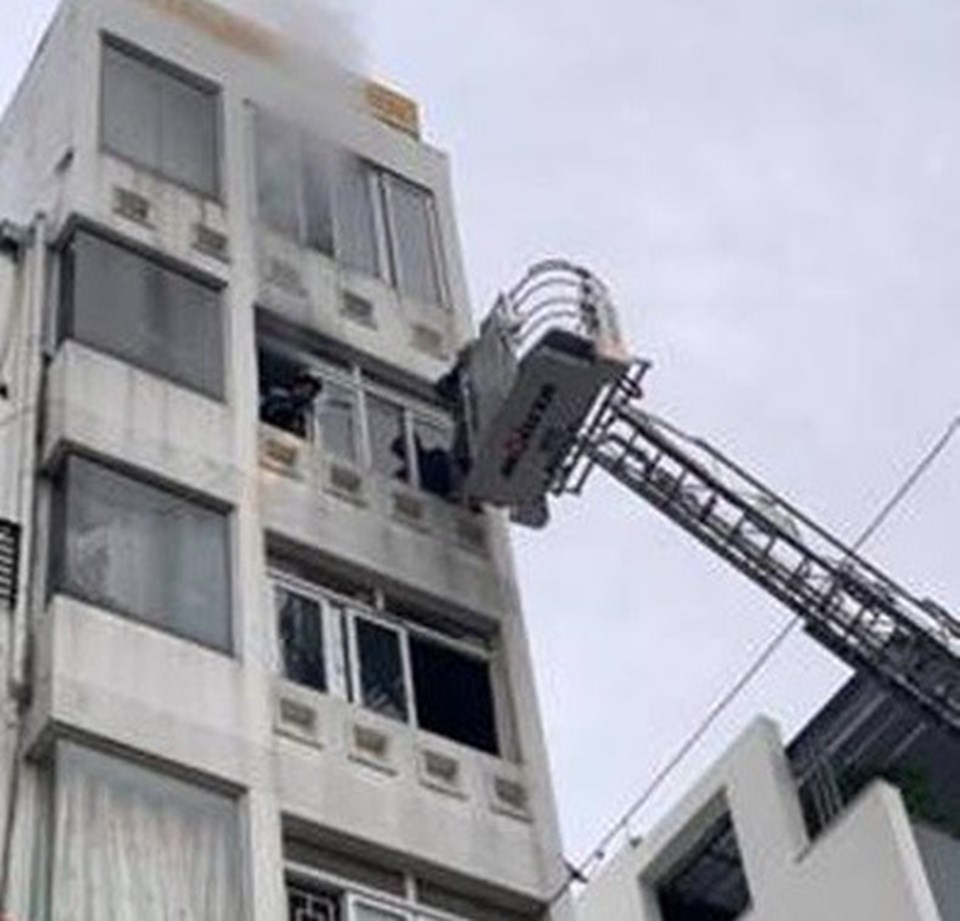 Lực lượng chức năng triển khai xe thang cứu người bị nạn tại vụ cháy. Ảnh: PC07 - Công an TPHCM Lực lượng chức năng triển khai xe thang cứu người bị nạn tại vụ cháy. Ảnh: PC07 - Công an TPHCM