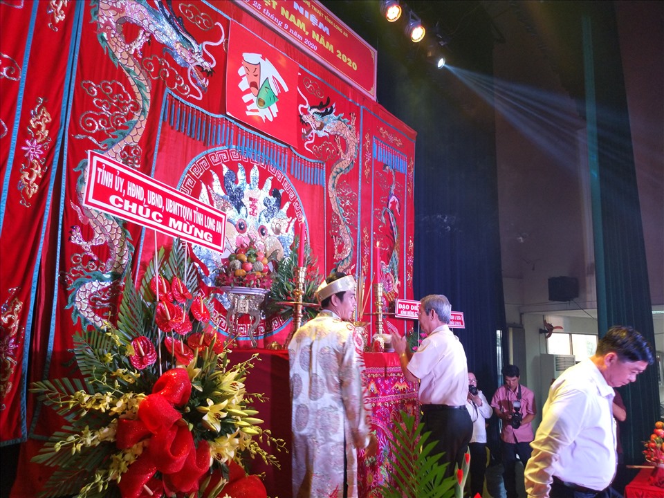 Dâng hương lên Tổ nghiệp sân khấu và tưởng nhớ các nghệ sĩ sân khấu đã hi sinh. Ảnh: k.Q