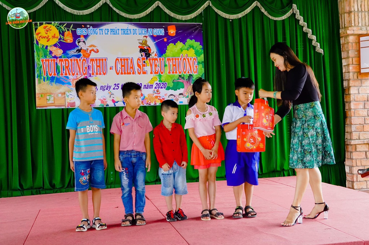 Trao quà Trung thu cho con đoàn viên, người lao động. Ảnh: Cẩm Tú