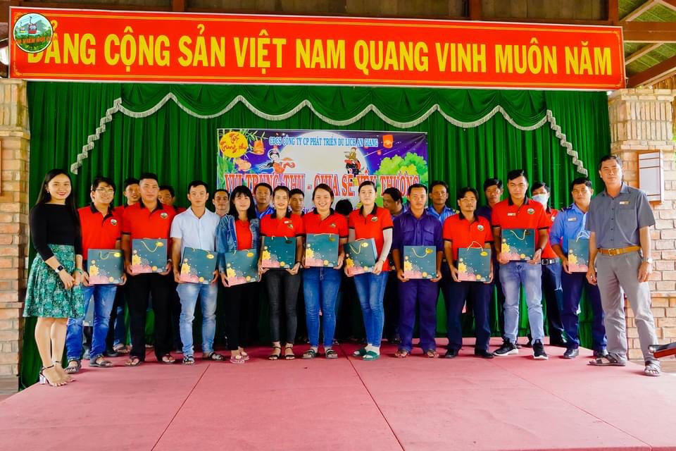 CĐCS công ty tặng quà trung thu cho các cháu thiếu nhi. Ảnh: Cẩm Tú