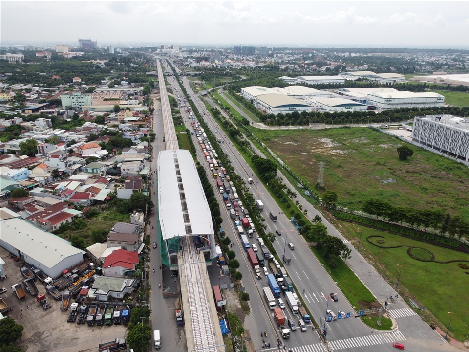Tuyến metro số 1 (Bến Thành - Suối Tiên) đã hoàn thành 75% khối lượng và dự kiến đưa vào khai thác cuối năm 2021. Ảnh: Minh Quân