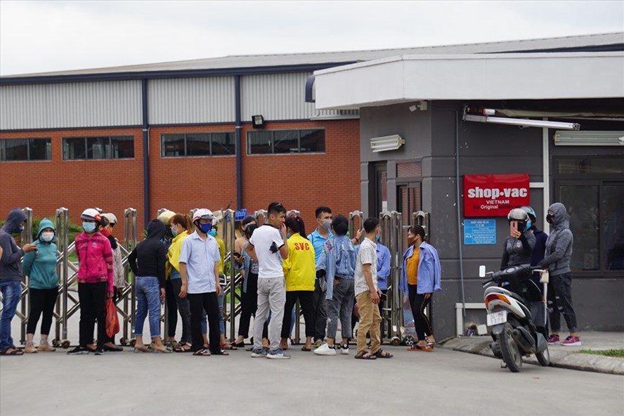 Người lao động Công ty TNHH Shop Vac Việt Nam (tỉnh Hải Dương) lo lắng trước nguy cơ mất việc. Ảnh: HH
