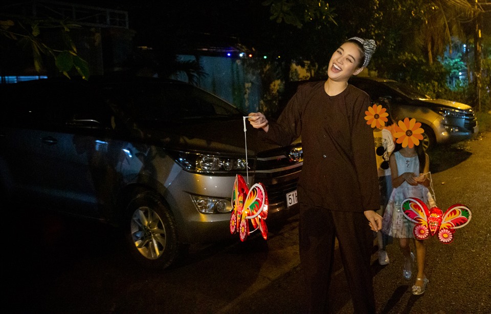 Cô thoải mái vui chơi cùng các em nhỏ. Ảnh: Thiên An.
