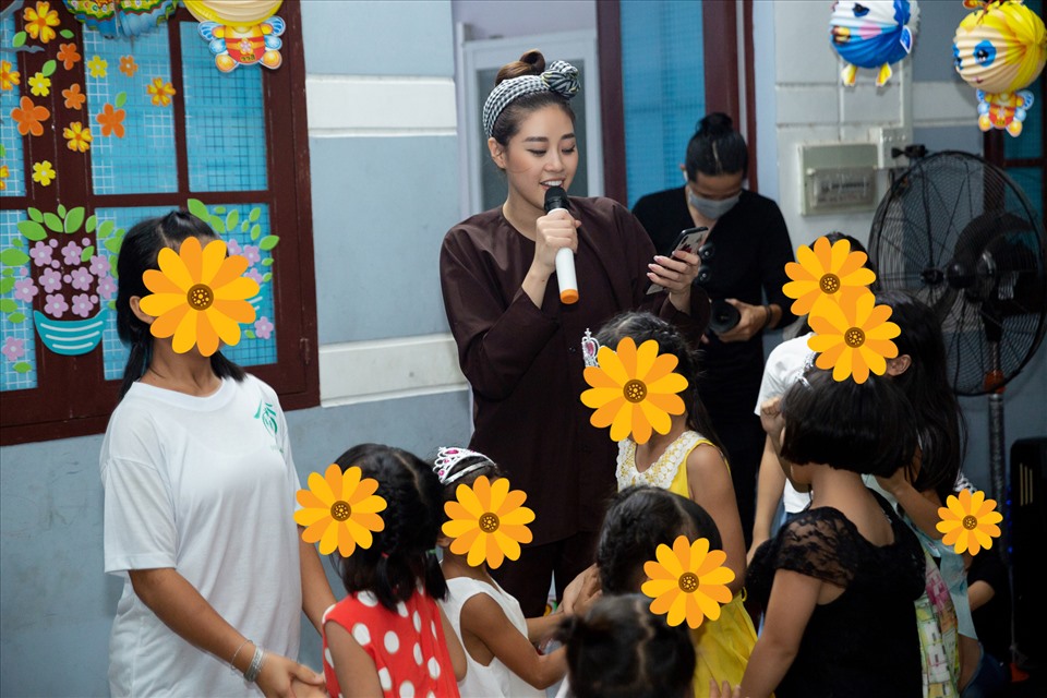 Hoa hậu Khánh Vân hoá chú cuội, đích thân chuẩn bị đồ chơi trung thu cùng các em. Ảnh: UC.