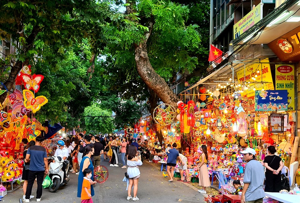 Hà Nội mỗi mùa Trung thu lại nhộn nhịp khắp các phố tại trung tâm. Ảnh: Hà.