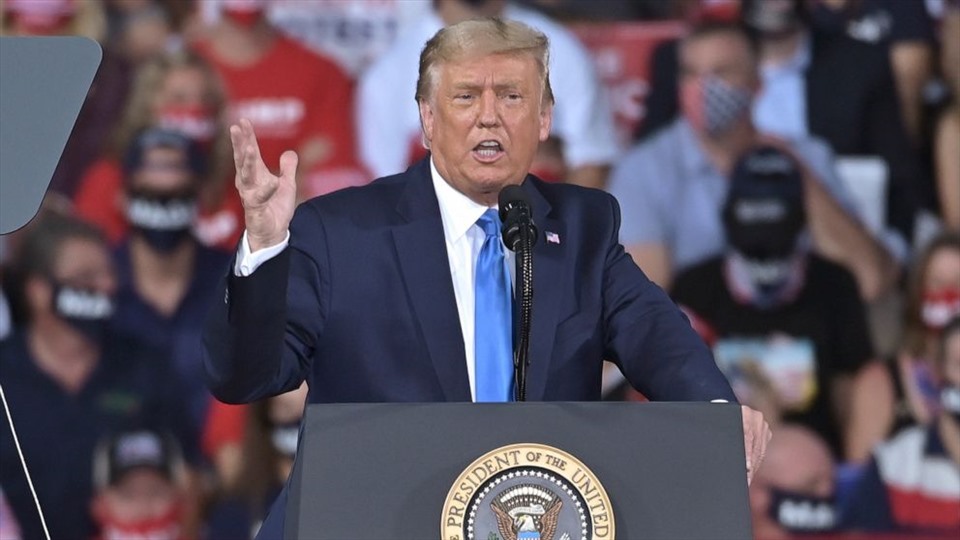 Tổng thống Donald Trump được cho là sẽ chọn Amy Coney Barrett làm thẩm phán mới của Tòa án Tối cao Mỹ. Ảnh: AP.
