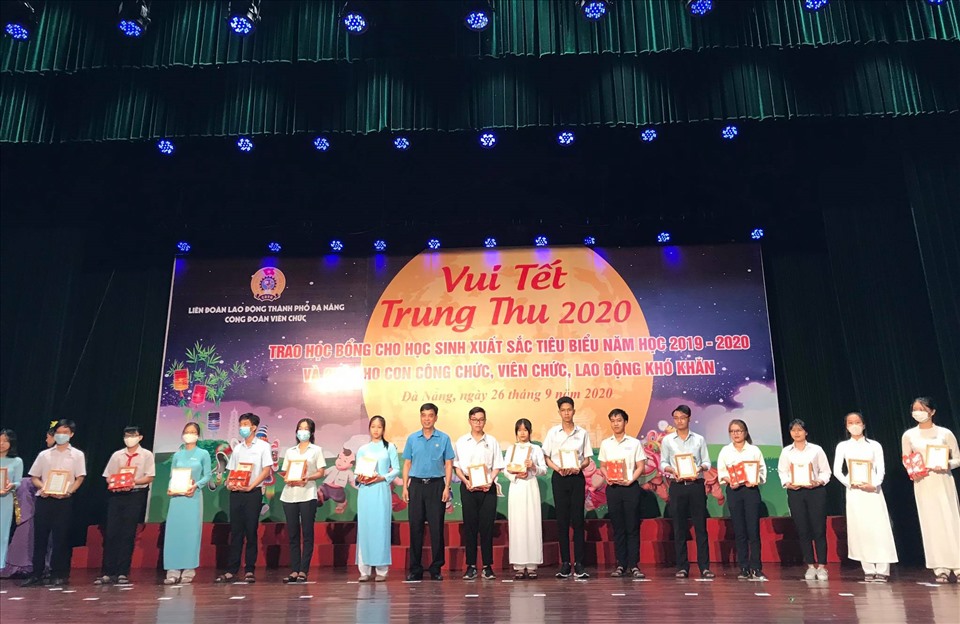 118 suất quà được LĐLĐ Đà Nẵng trao tặng tại chương trình. Ảnh: Hải Ngọc