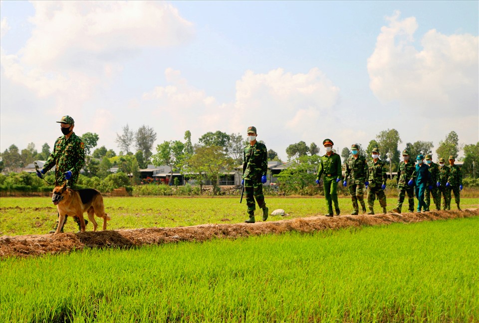 Báo cáo tại lễ tổng kết, đại diện các đơn vị Bộ đội biên phòng các tỉnh An Giang, Long An, Tây Ninh cho thấy các đối tượng vận chuyển ma túy ngày càng tinh vi, phức tạp. Để đáp ứng nhu cầu này, các đơn vị cũng không ngừng đổi mới nội dung, phương thức để chủ động nắm bắt thông tin, triển khai vây bắt... Ảnh: Lục Tùng