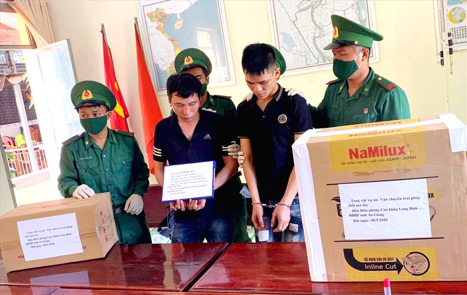Từ đầu năm đến nay, Bộ đội Biên phòng các tỉnh biên giới Tây Nam đã chủ động xác lập đấu tranh, triệt phá nhiều đường dây vận chuyển ma túy với số lượng lớn. Tiêu biểu là các chuyên án AG420, AG620 của Bộ đội Biên phòng tỉnh An Giang bắt 11 đối tượng, thu giữ hơn 75,31 kg ma túy các loại và nhiều tang vật có liên quan. Đồng thời, Bộ đội Biên phòng tỉnh Long An đã triển khai đấu tranh thành công chuyên án LA520 bắt 1 đối tượng, thu giữ 20,8 kg ma túy cùng 3 khẩu súng ngắn và nhiều tang vật có liên quan khác. Mở rộng điều tra chuyên án này, lực lượng Bộ đội Biên phòng tỉnh Long An đã phối hợp cung cấp thông tin phía Campuchia bắt thêm 6 đối tượng thu giữ hơn 19 kg ma túy các loại cùng nhiều súng quân dụng... Ảnh: Lục Tùng.
