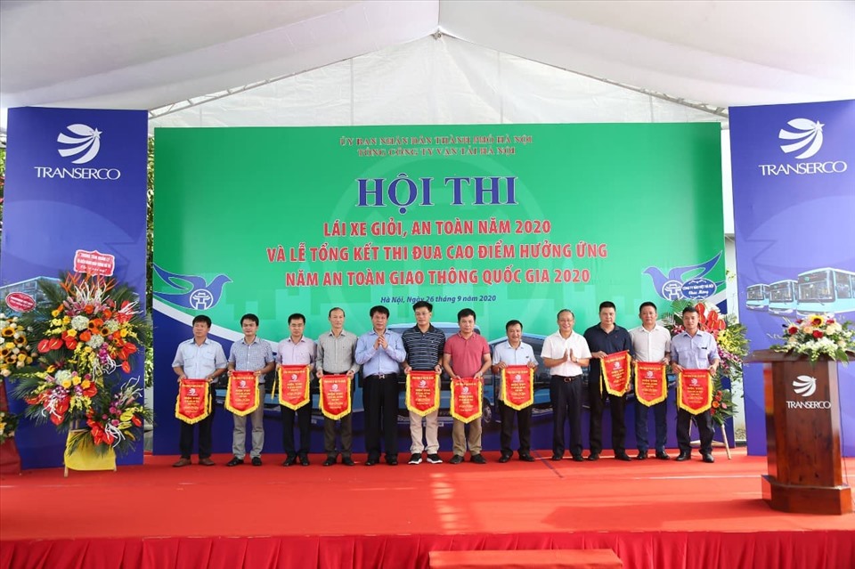 Khen thưởng các tập thể và cá nhân đạt thành tích cao trong đợt cao điểm thi đua. Ảnh ĐT