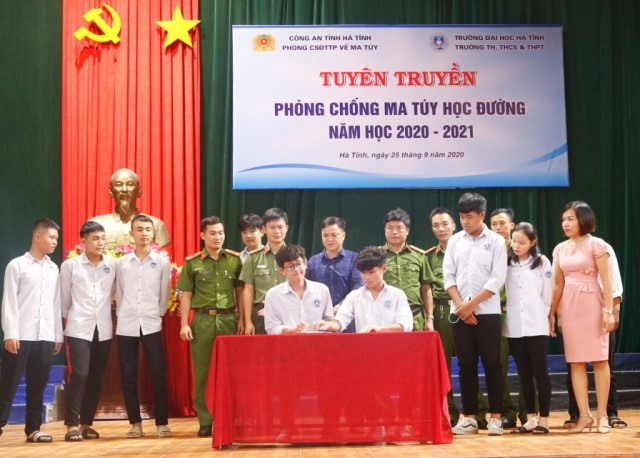 Học sinh ký cam kết “nói không với ma túy“. Ảnh: Ngà Cường.