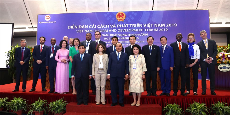 Thủ tướng Chinh phủ Nguyễn Xuân Phúc chụp ảnh lưu niệm với các đại biểu tham dự Diễn đàn VRDF 2019. Ảnh: MPI