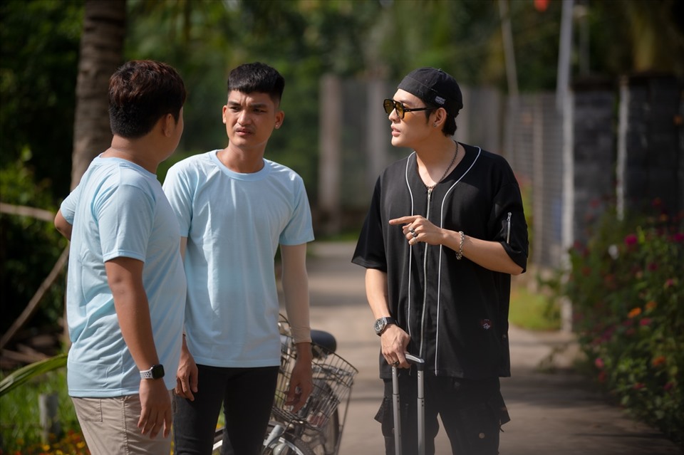 Cả 3 chàng trai đều vui vẻ tham gia các thử thách vui nhộn. Ảnh: Đông Tây.