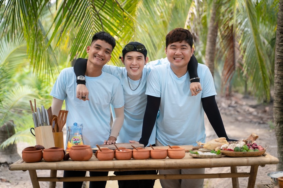 Cả 3 chàng trai đều vui vẻ tham gia các thử thách vui nhộn. Ảnh: Đông Tây.