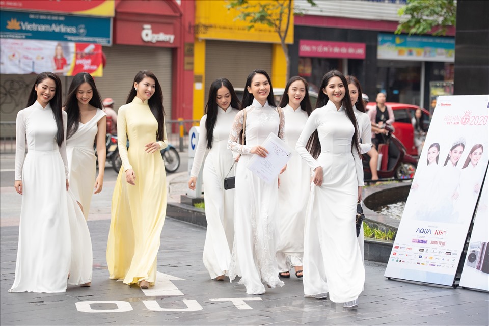 Nhiều thí sinh diện áo dài đến sự buổi sơ khảo. Ảnh: HHVN.