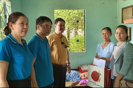 Hỗ trợ kinh phí sửa chữa nhà ở cho Mẹ Việt Nam Anh hùng