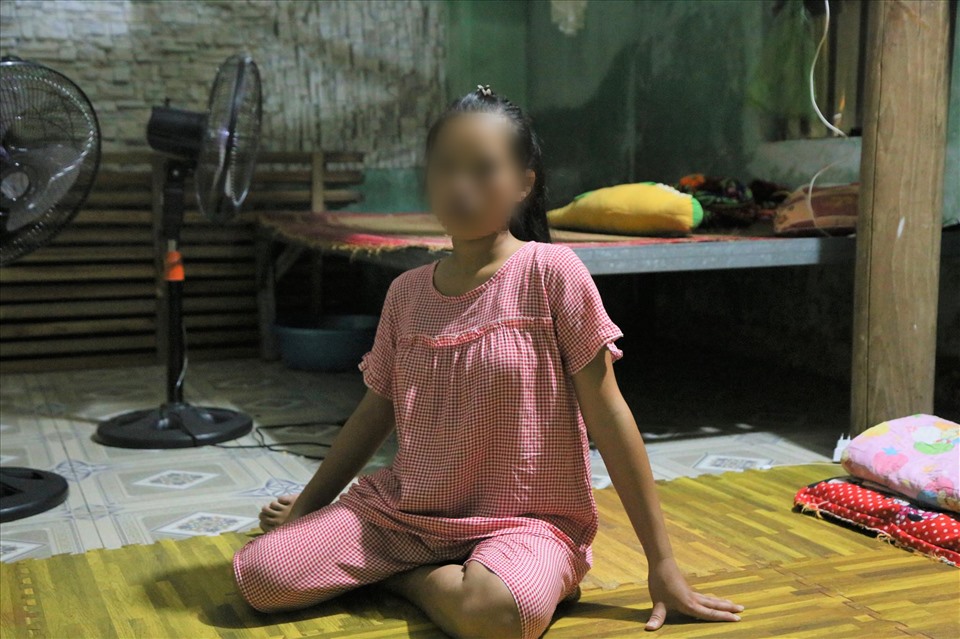 Cháu Hà Thị Đào N. nhiều lần bị cha dượng cưỡng hiếp. Ảnh: Phùng Minh.