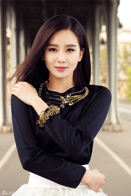 Lưu Thi Thi luôn trung thành với phong cách kín đáo, đơn giản nhưng vô cùng tinh tế dù xuất hiện trên thảm đỏ hay những sự kiện thông thường. Ảnh: Weibo
