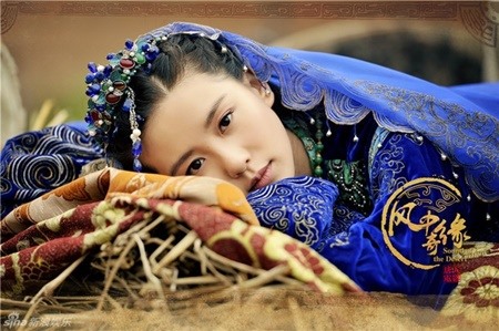 2011 có thể xem là bước ngoặt trong sự nghiệp của Lưu Thi Thi khi “Bộ Bộ Kinh Tâm” - bộ phim mà cô đóng vai nữ chính đạt được thành công vang dội. Tác phẩm này không chỉ giúp người đẹp vươn lên hàng sao hạng A mà còn se duyên cho cô với bạn diễn Ngô Kỳ Long (vai Tứ A Ca/ Ung Chính). Ảnh: Weibo