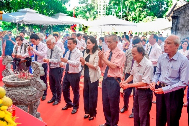 Lãnh đạo Trung ương, địa phương dâng hương. Ảnh: Đậu Hà.