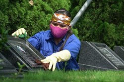 Chuyện về những người "giúp việc cho người đã khuất" ở nghĩa trang
