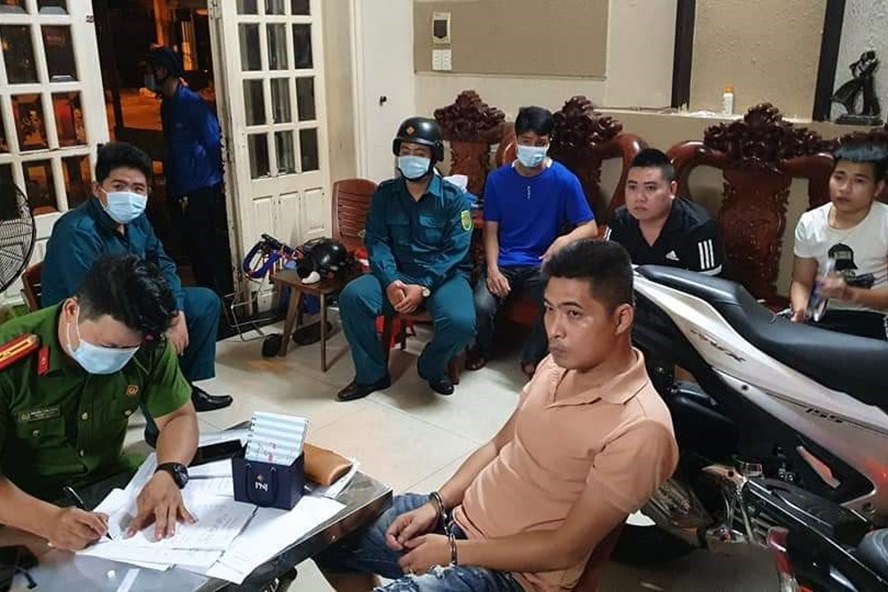 Các đối tượng trong đường dây đánh bạc ngàn tỉ bị bắt quả tang. Ảnh: CACC