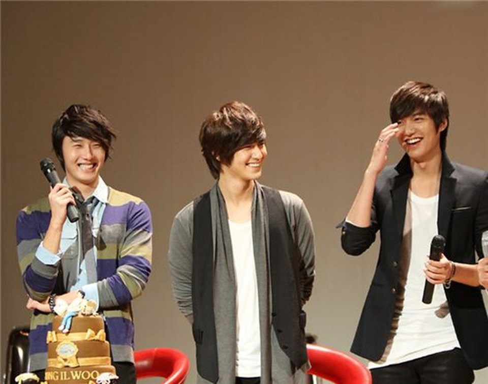 Lee Min Ho, Kim Bum và Jung II Woo là bộ ba thân thiết. Ảnh chụp màn hình. Lee Min Ho, Kim Bum và Jung II Woo là bộ ba thân thiết. Ảnh chụp màn hình.