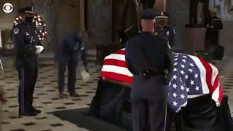 Trong tang lễ thẩm phán Ruth Bader Ginsburg ở Điện Capitol, huấn luyện viên cá nhân gắn bó với bà hơn 20 năm đã chống đẩy 3 lần để tiễn biệt bà. Nguồn: CBS News.