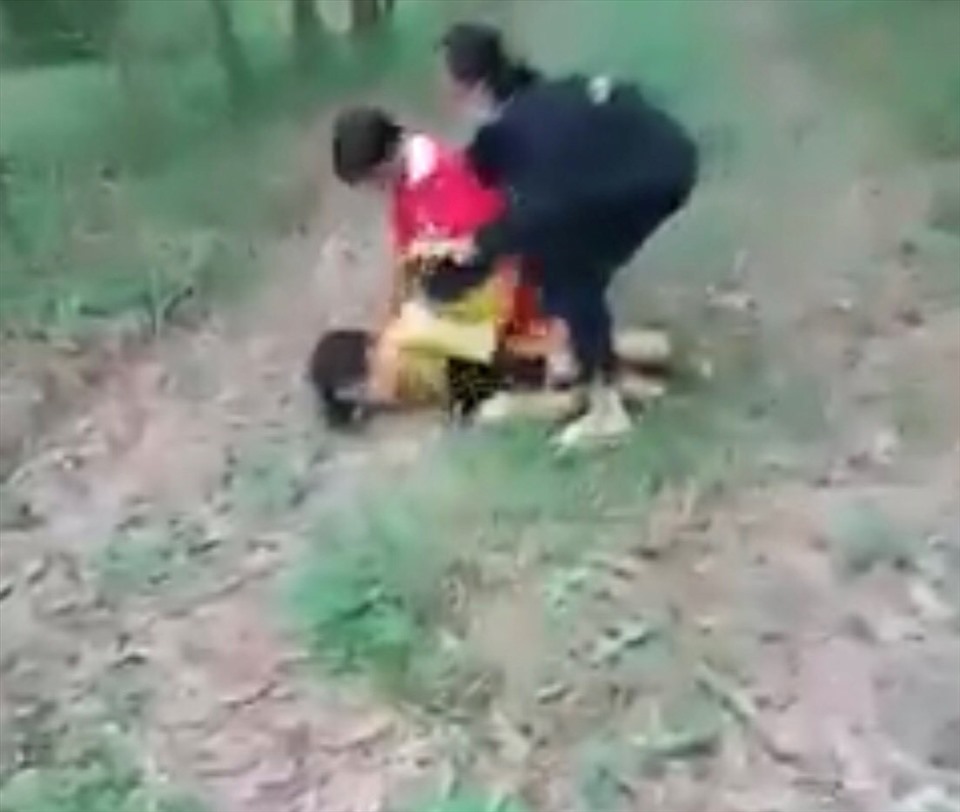 Nữ học sinh lớp 6 bị đánh hội đồng. Ảnh cắt từ video