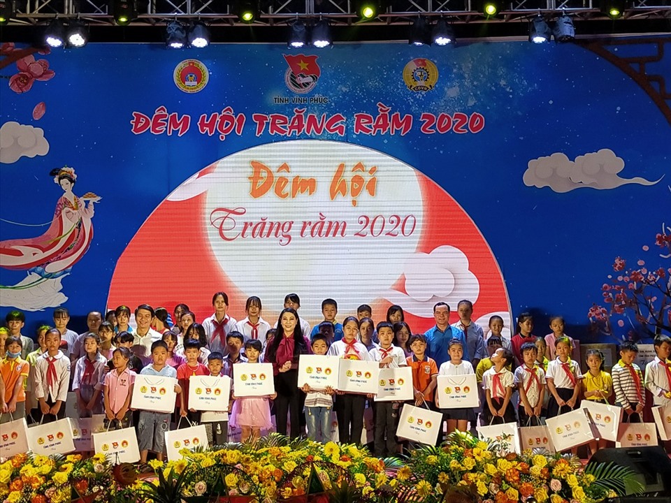 Uỷ viên Trung ương Đảng, Chủ tịch Tổng Liên đoàn Lao động Việt Nam Nguyễn Đình Khang cùng Ủy viên Trung ương Đảng, Bí thư Tỉnh ủy, Trưởng đoàn đại biểu Quốc hội tỉnh Hoàng Thị Thúy Lan trao quà cho các cháu thiếu nhi. Ảnh: Thiệu Bảo.