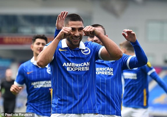 Maupay ghi bàn mở tỉ số vào lưới Man United. Ảnh: Pool.