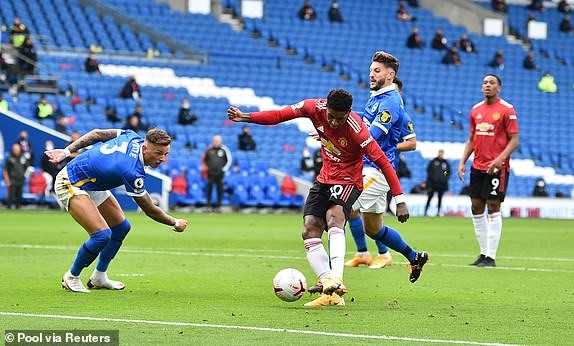 Rashford nâng tỉ số lên 2-1. Ảnh: Getty.