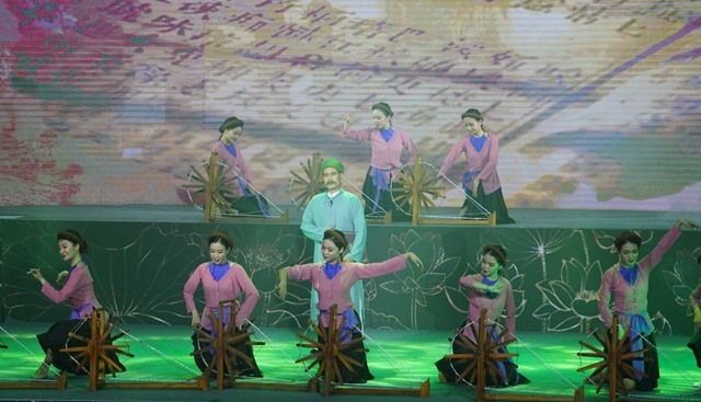 Chương trình nghệ thuật tái hiện cuộc đời, sự nghiệp Đại thi hào Nguyễn Du. Ảnh: TT.