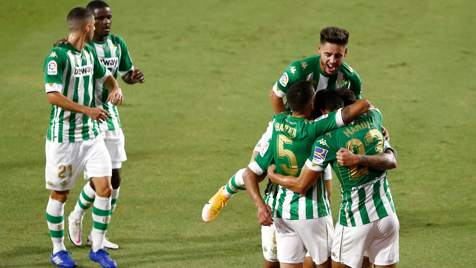 Real Betis chơi quá hay trong hiệp 1 để dẫn lại 2-1. Ảnh: Getty Images