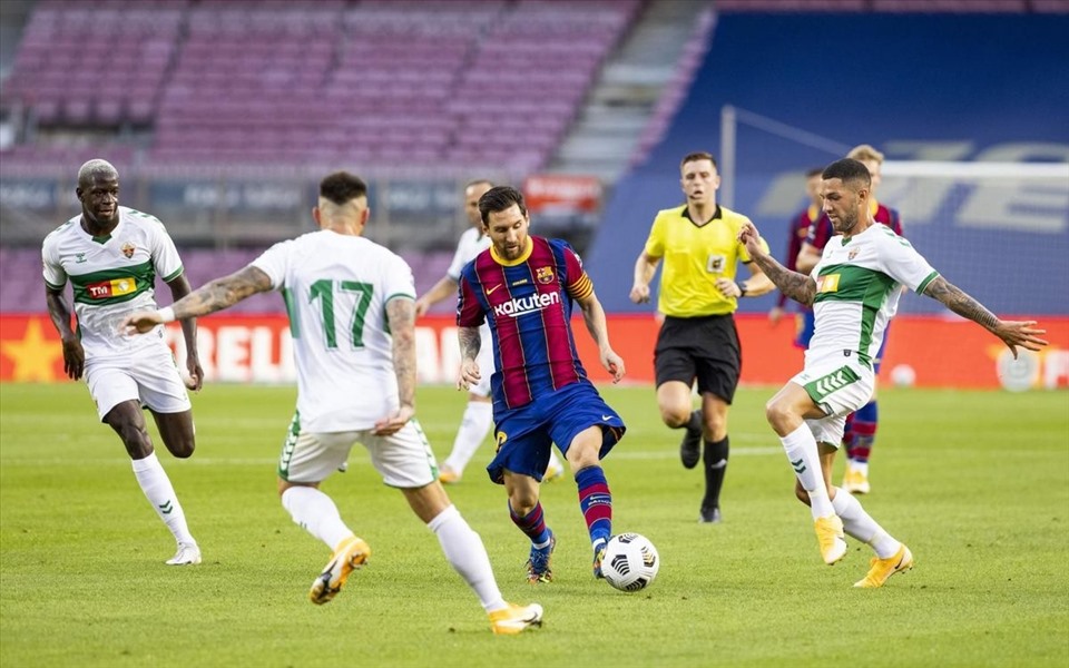 Messi cũng khó có thể “làm tất ăn cả“. Ảnh: Getty Images