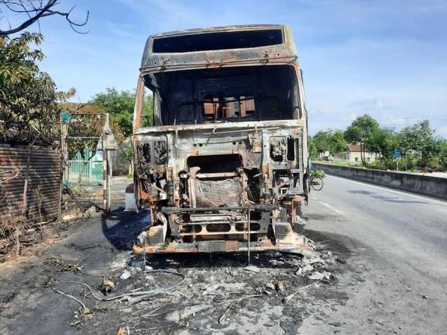 Đầu xe bị cháy trơ khung. Ảnh: TĐ.