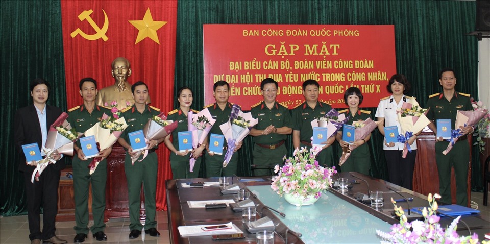 Các đại biểu dự Đại hội thi đua yêu nước trong CNVCLĐ toàn quốc lần thứ X tại buổi gặp mặt do Ban Công đoàn Quốc phòng tổ chức sáng 27.9. Ảnh: Ngọc Anh